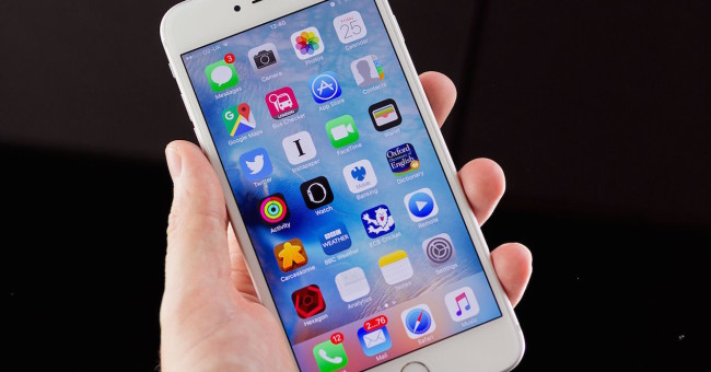 iphone con ios 9 en la mano