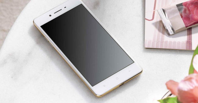 Oppo F1 de color blanco