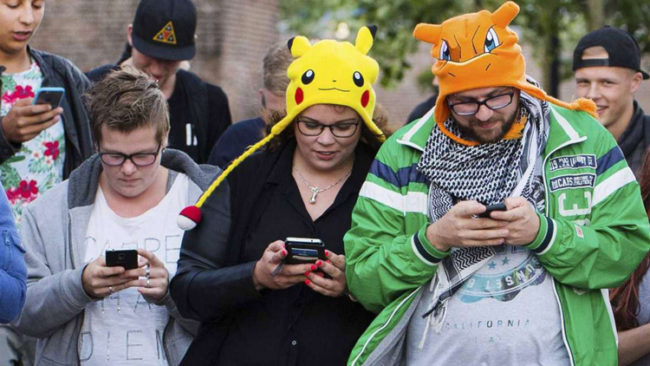 Personas jugando a Pok&eacute;mon GO