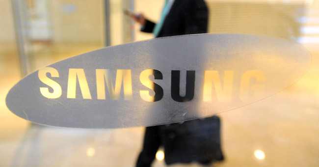 logo samsung en puerta