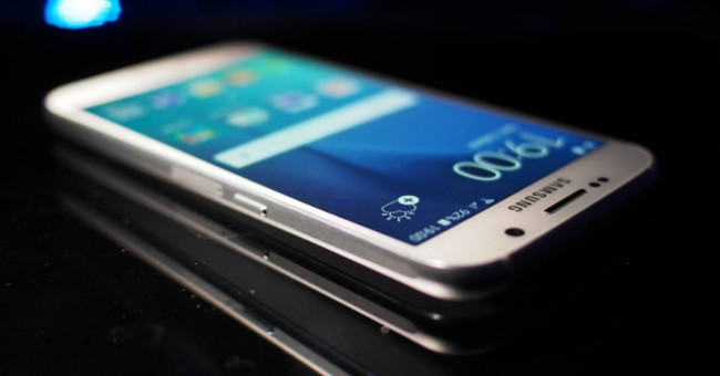 Galaxy S7 blanco sobre una mesa negra