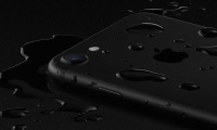 Pi&eacute;nsatelo dos veces antes de mojar el iPhone 7, la garant&iacute;a no cubre da&ntilde;os por humedad