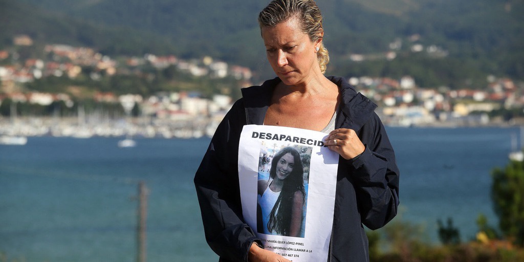 madre de diana quer con cartel de desaparecida