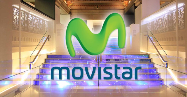 logo de movistar en las escaleras de la flagship
