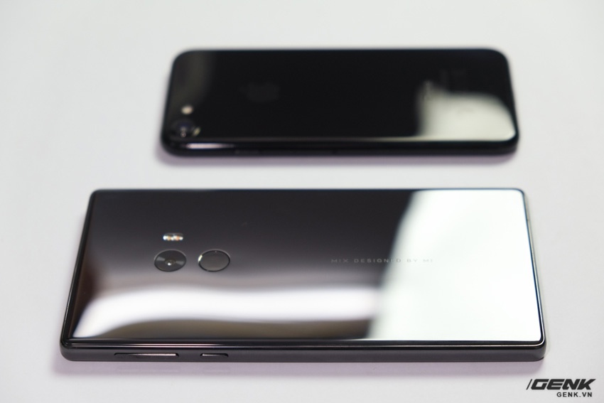 Xiaomi de cer&aacute;mica frente a un iPhone 7 Jet Black